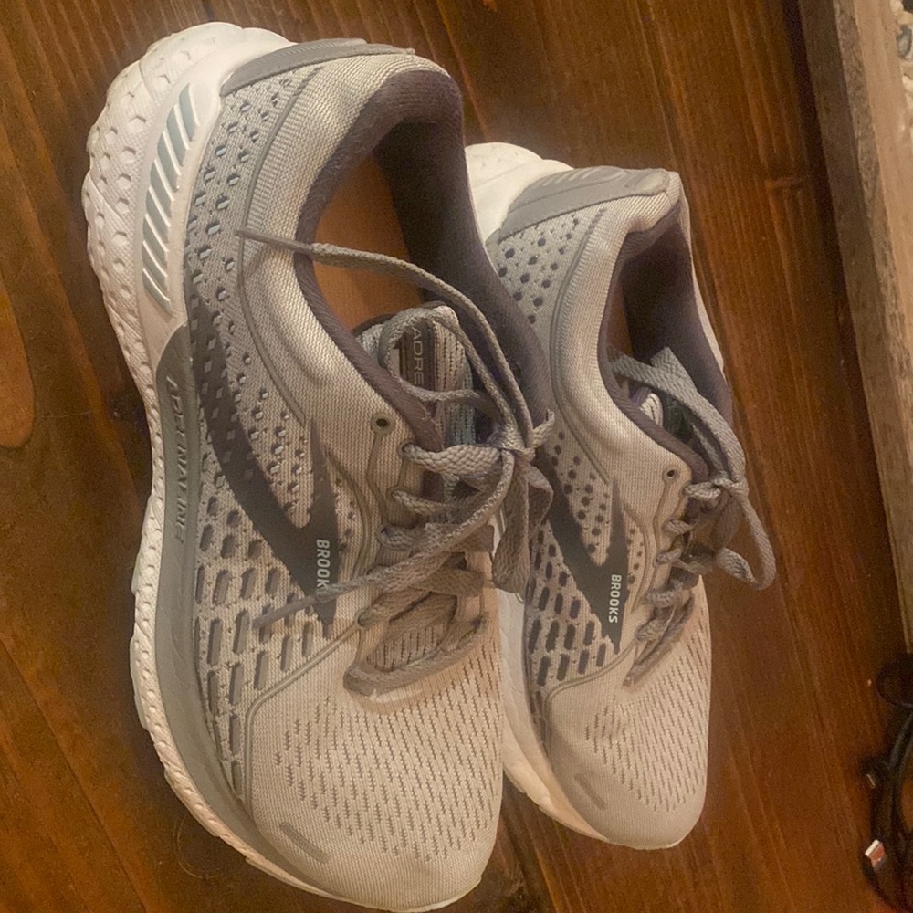 Brooks Adrenaline 21 8.5 Extra wide shoes. In great condition.